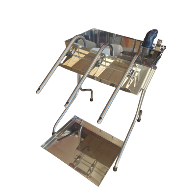 Estrutura metálica prateada com tubos e motor azul escuro