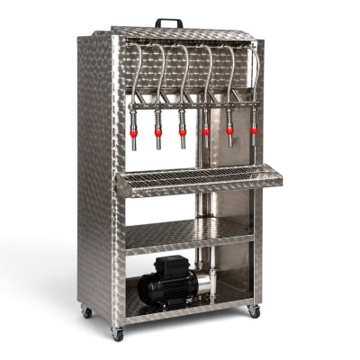Máquina de enchimento automática em inox com seis válvulas e motor na base.