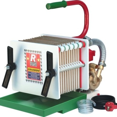 filtro prensa metálico com manípulo vermelho e placas filtrantes