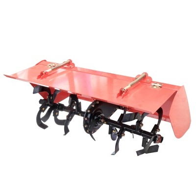 Arado rotativo agrícola metálico vermelho com lâminas pretas.