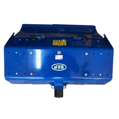 Acessório agrícola azul metálico com etiqueta da marca SEP e eixo preto