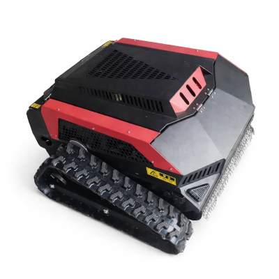 Robô cortador de relva preto e vermelho com rodas de esteira e lâminas frontais.
