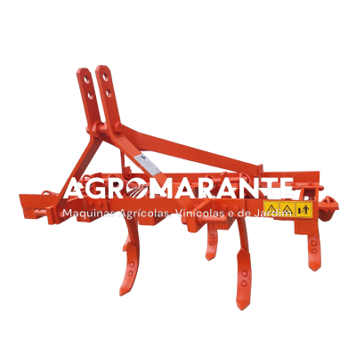 Arado agrícola metálico vermelho com cinco lâminas e etiquetas amarelas