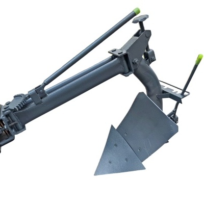 acessório agrícola metálico cinza com alavancas e lâmina triangular