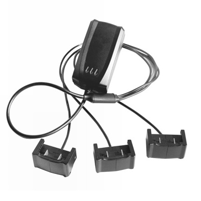 Carregador universal com três adaptadores em fundo branco