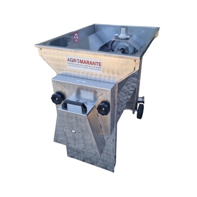 Máquina agrícola metálica prateada AGROMARANTE com rodas e manípulos pretos