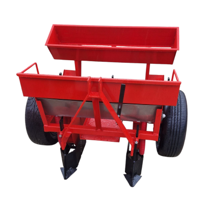 máquina agrícola vermelha com rodas grandes e tanque retangular