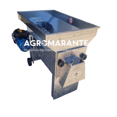 máquina agrícola metálica com motor azul e rodas pretas