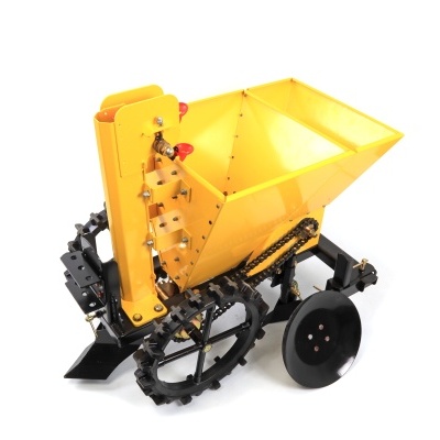 Máquina agrícola amarela com rodas pretas e componentes metálicos