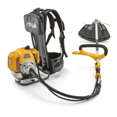 Roçadora Stiga com arnês preto e motor amarelo