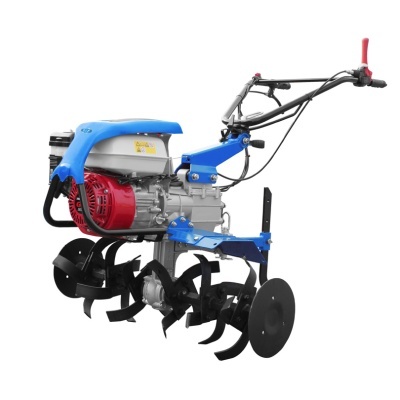 Motocultivador azul e vermelho com pás pretas em fundo branco