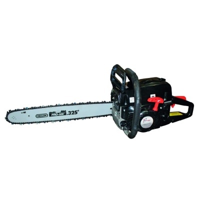 Motosserra com lâmina metálica prateada e corpo preto com manípulos vermelhos.