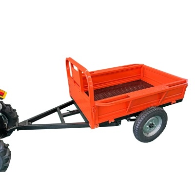 Reboque agrícola metálico laranja com rodas e estrutura preta.