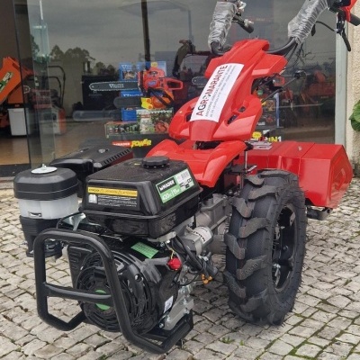 Motoazada vermelha com motor preto e pneu grosso em calçada de pedras