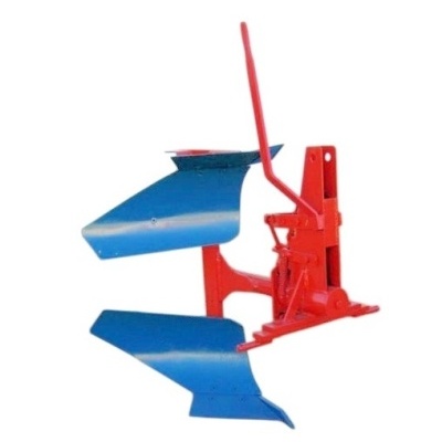Arado agrícola metálico vermelho com lâminas azuis