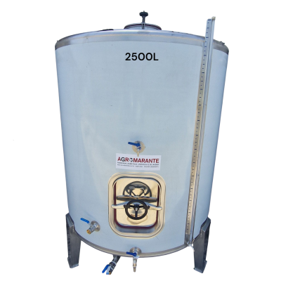 Tanque metálico prateado 2500L com válvulas azuis e manivelas pretas, selo AGROMARANTE, em estrutura metálica