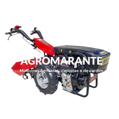 Motocultivador vermelho e preto com motor exposto e guiador preto.