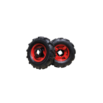 Par de pneus agrícolas com jantes vermelhas em fundo branco