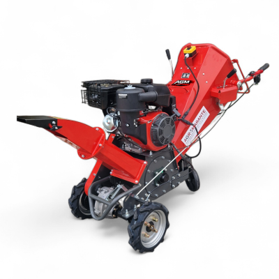 Trituradora de jardim vermelha com motor a combustão e rodas em fundo branco