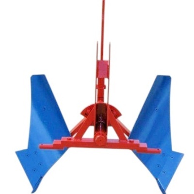 Arado agrícola metálico vermelho e azul sobre fundo branco