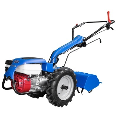 Motoenxada azul com motor vermelho e branco e rodas pretas