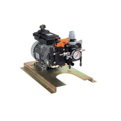 Bomba de motor elétrico com manómetro sobre base metálica