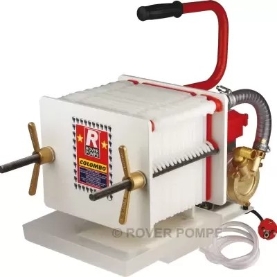 Dispositivo de filtração de líquidos com placas e válvulas