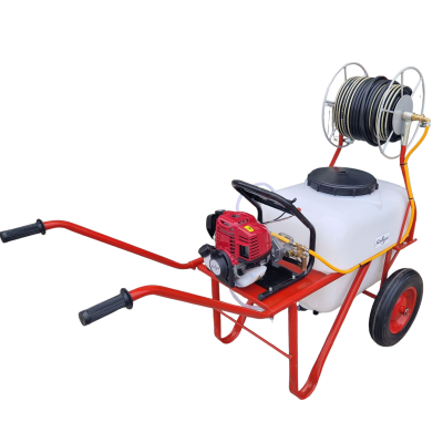 Carrinho de pulverizador com tanque branco e motor vermelho.