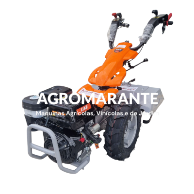 Máquina agrícola motorizada laranja e preta com motor e duas rodas grandes