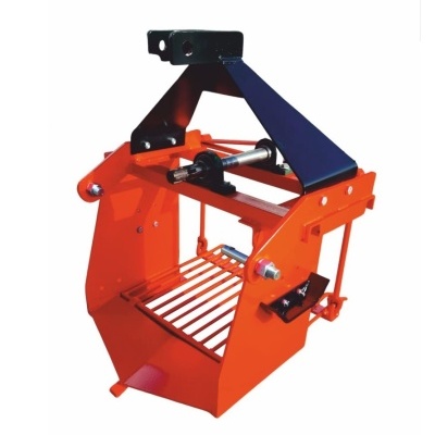 Equipamento agrícola metálico laranja e preto contra fundo branco