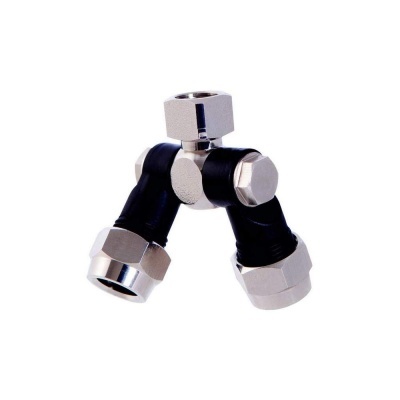 Conector metálico em forma de Y com peças em metal cromado e encaixes pretos