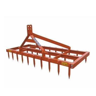 Grade agrícola metálica laranja com dentes pontiagudos e suporte angular