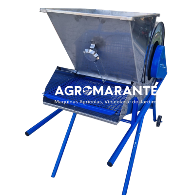 Máquina agrícola metálica com pernas azuis e grelha azul