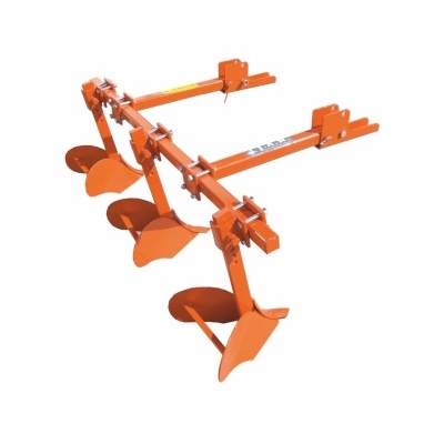 Arado agrícola laranja de metal com três lâminas para lavoura