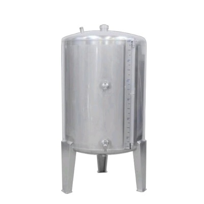 Depósito cilíndrico metálico prateado com pernas de suporte e régua de medição