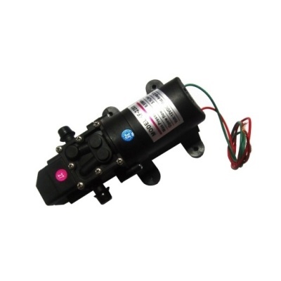 Bomba eléctrica preta com motor e cabos coloridos