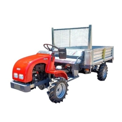 Mini tractor agrícola vermelho com carro de carga metálico