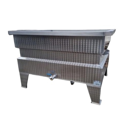 Tanque de metal inoxidável com torneira e pernas.