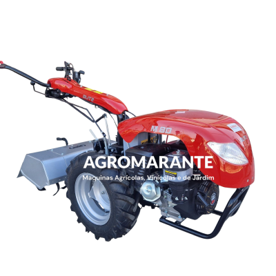 Motoenxada vermelha com rodas pretas e estrutura metálica cinza com texto