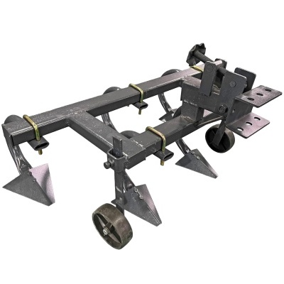 Arado metálico cinza com lâminas triangulares e rodas pequenas