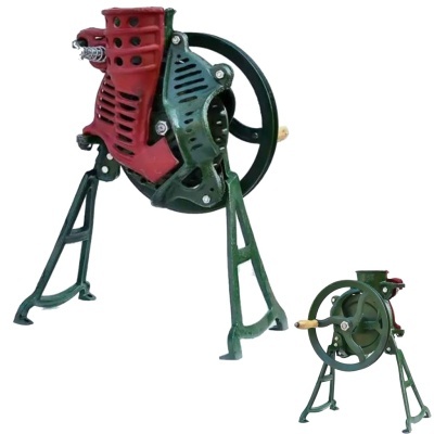 Moedor manual de metal verde e vermelho com manivela de madeira