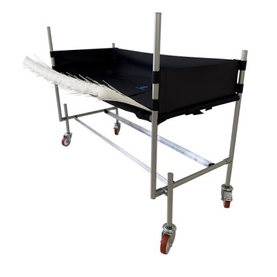 Carrinho metálico com tela preta, rodas e escova branca