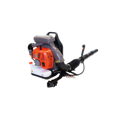 Motobomba sopradora com motor vermelho e cinza, depósito branco, tubo preto em fundo branco