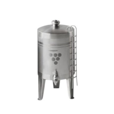 Depósito metálico prateado com torneira e escada lateral