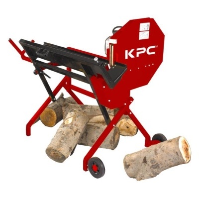 Máquina de serrar madeira KPC vermelha e preta com troncos de madeira