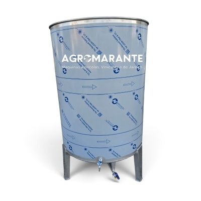 Depósito metálico cilíndrico com proteção azul e torneiras na parte inferior