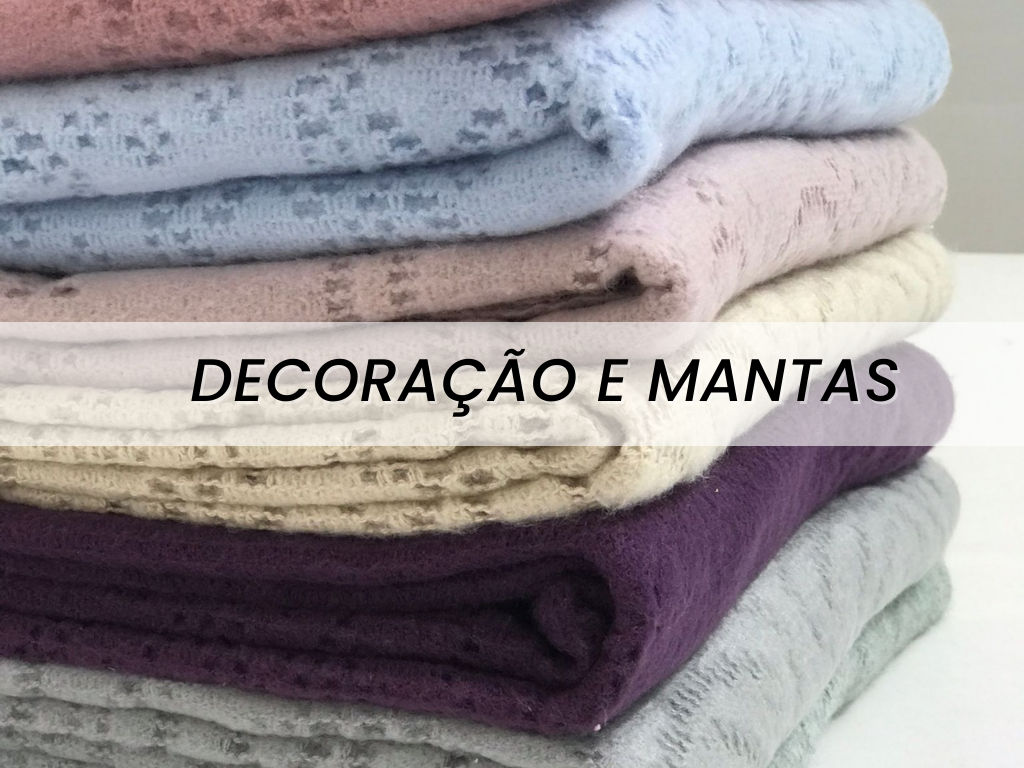 Mantas em diferentes cores empilhadas com texto DECORAÇÃO E MANTAS