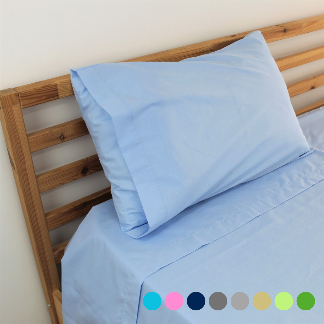 Conjunto de Lençóis Basic Colors Capa de almofada e lençol azuis em cama de madeira clara