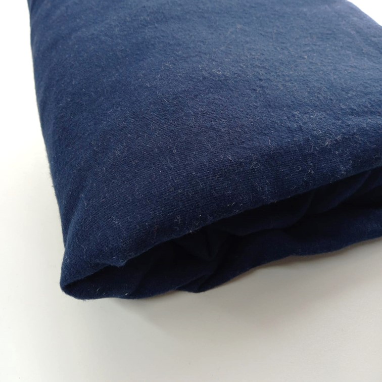 Lençol de baixo Flanela Azul Marinho Tecido azul escuro dobrado sobre superfície branca