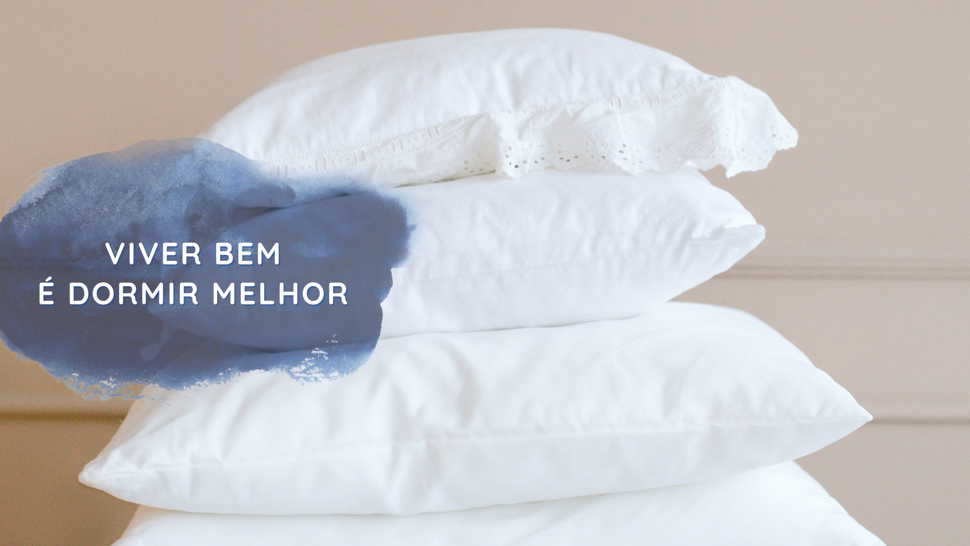 Pilhas de almofadas brancas com texto promocional em azul